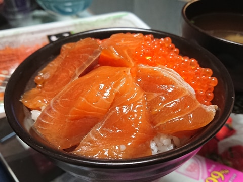 いくらとサーモン漬け丼